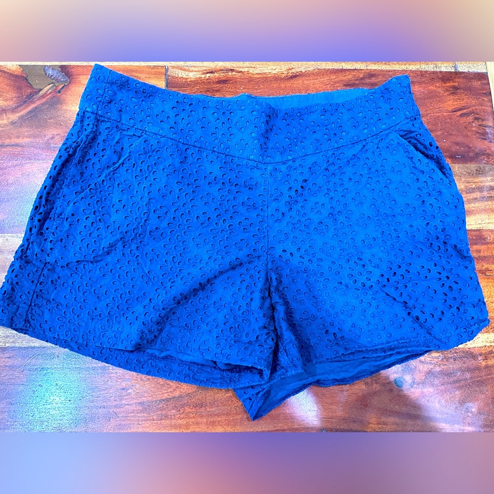 Lilly Pulitzer Navy Eyelit Cotton Shorts. Size 8